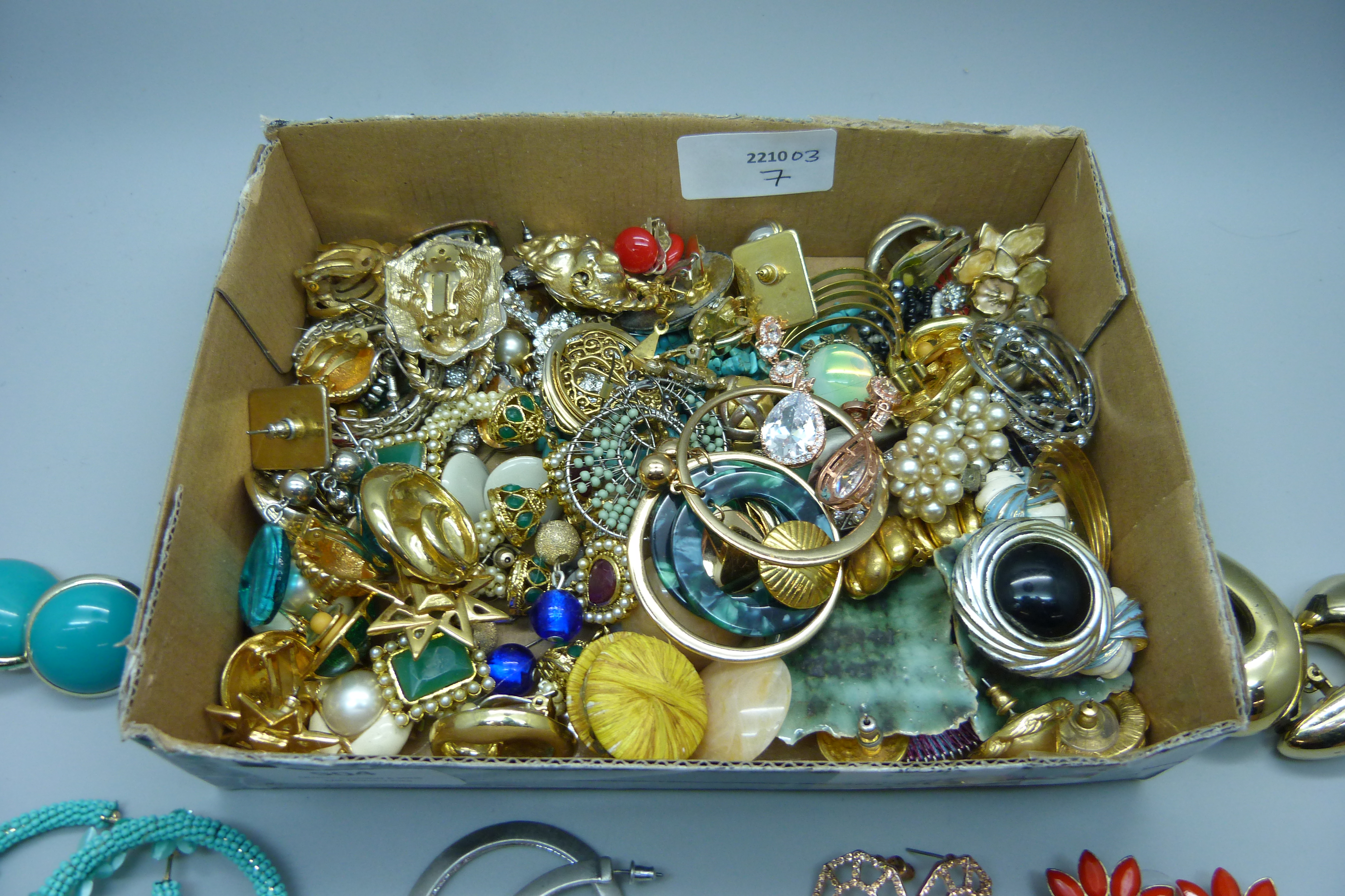 Over 60 pairs of costume earrings - Bild 2 aus 2