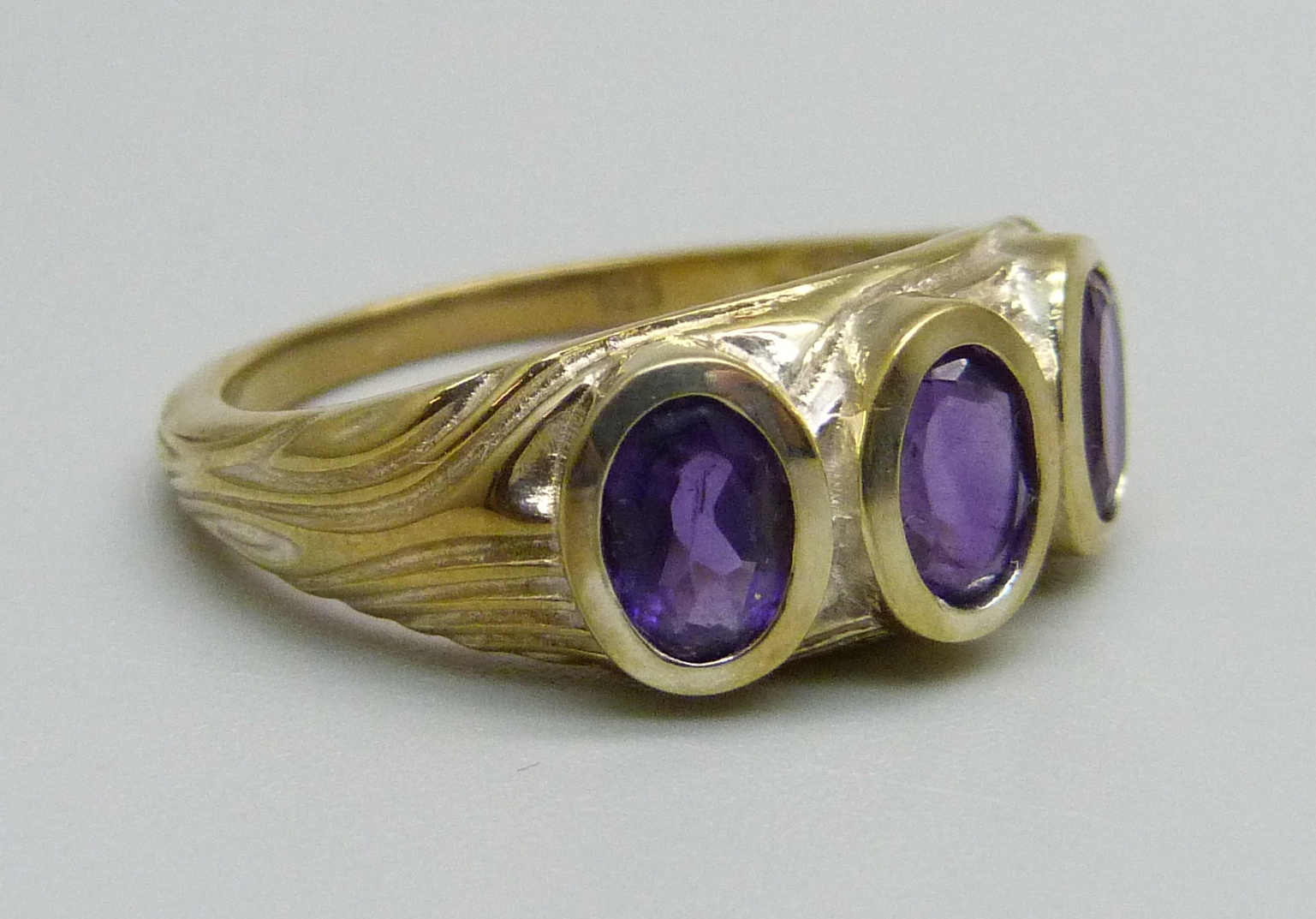 A silver gilt and three stone amethyst ring, O/P - Bild 4 aus 4