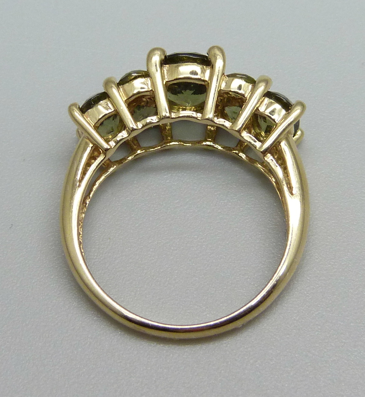 A 14ct gold and green stone ring, 3g, L - Bild 3 aus 4