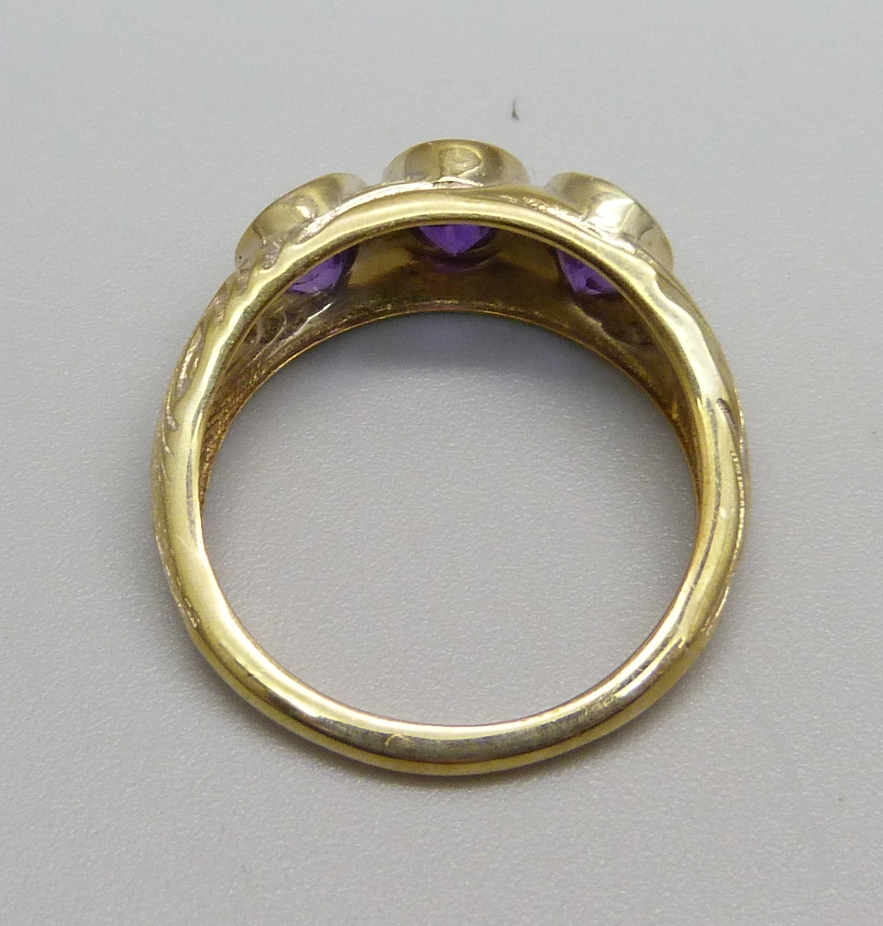 A silver gilt and three stone amethyst ring, O/P - Bild 3 aus 4