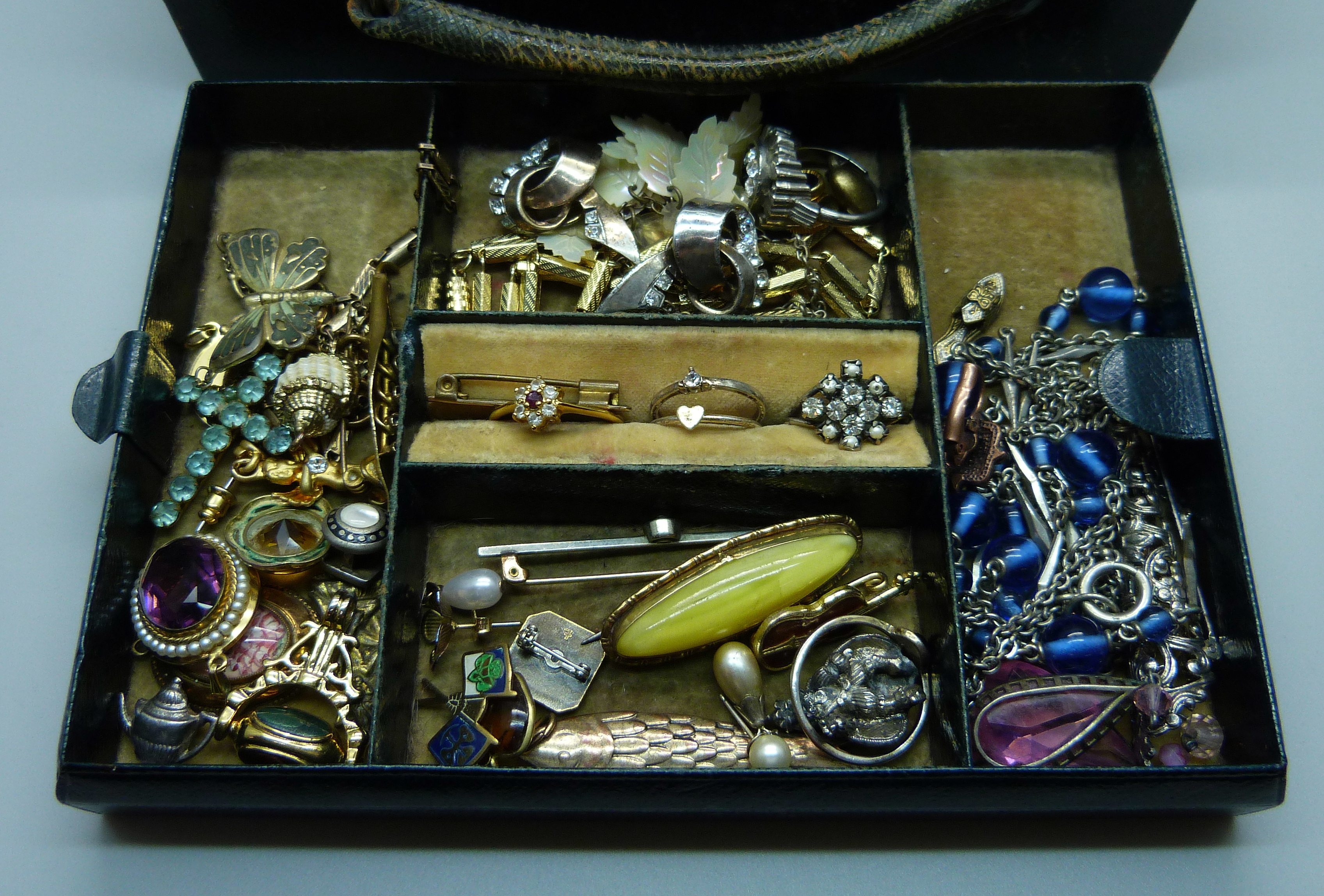 A jewellery case of vintage jewellery - Bild 3 aus 3