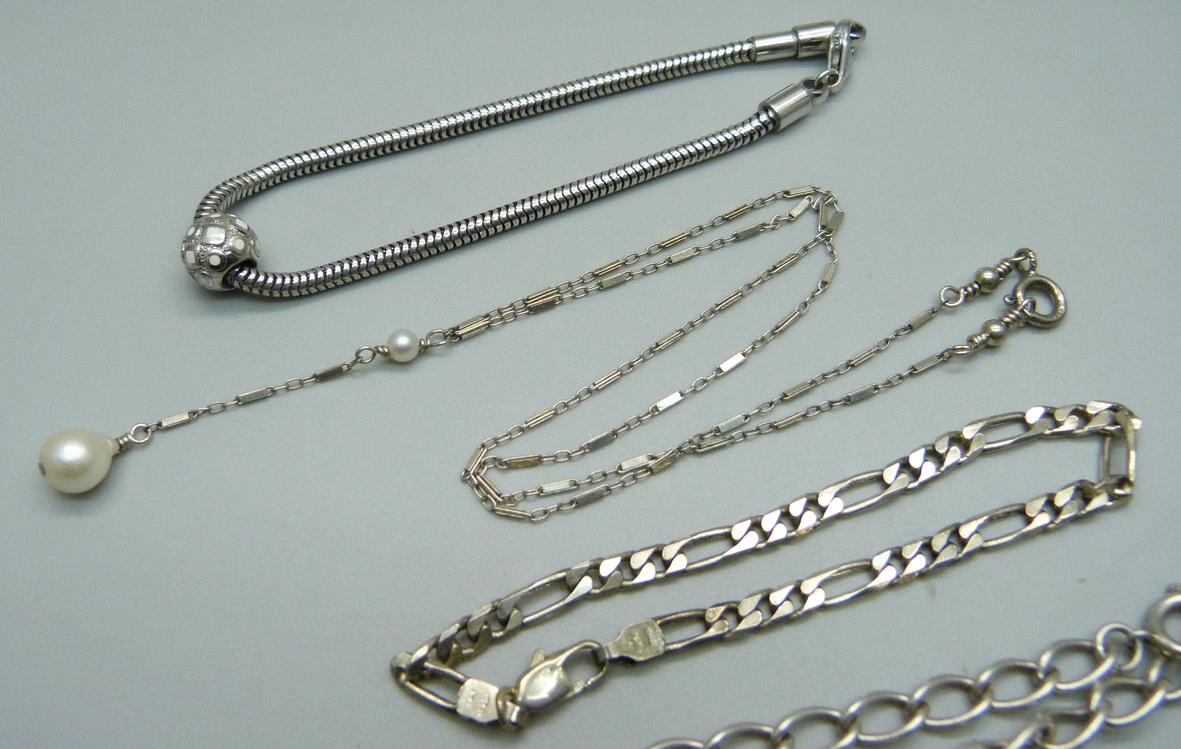 A silver necklace and four silver bracelets - Bild 2 aus 2