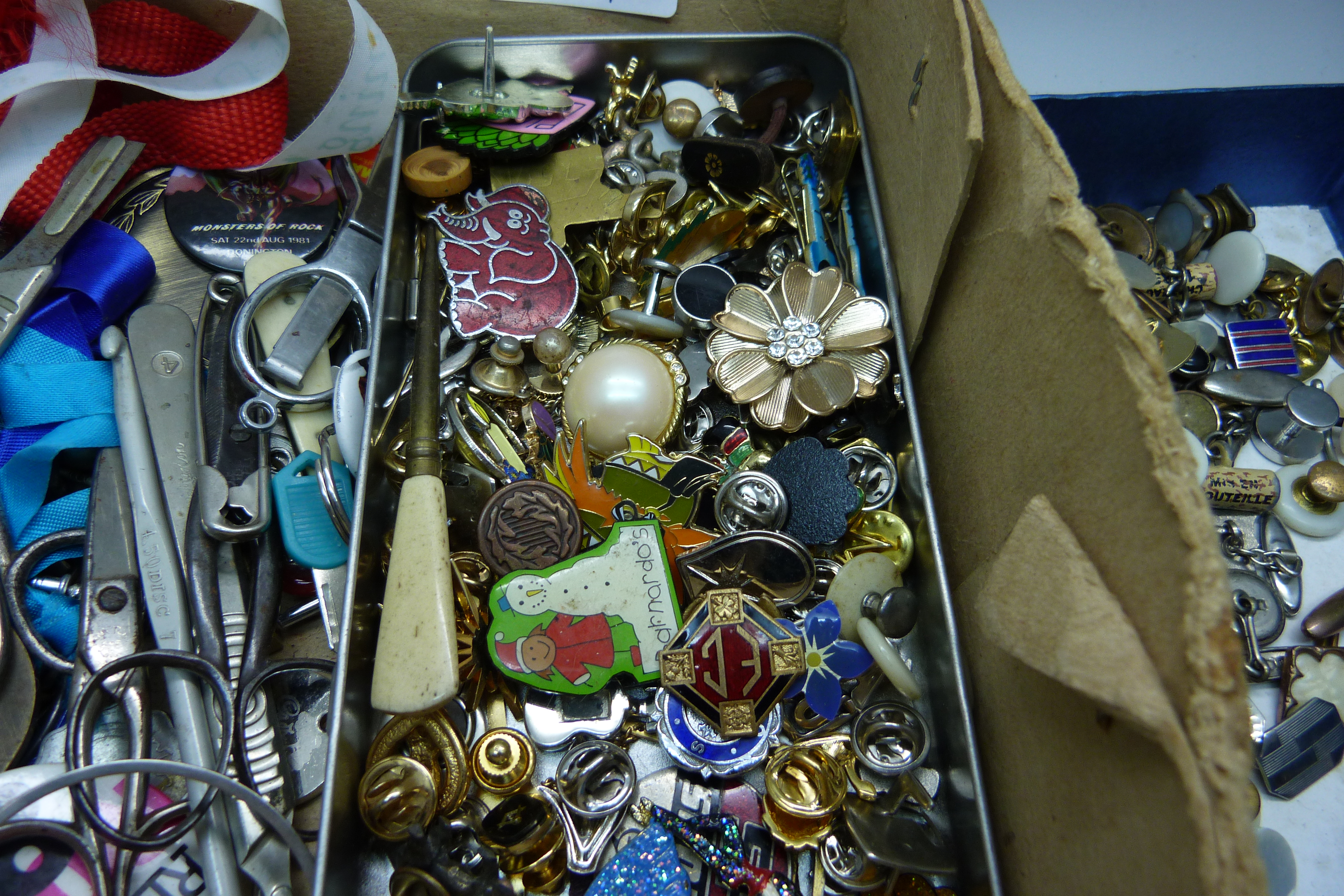 A box of pin badges, cufflinks, etc. - Bild 4 aus 4