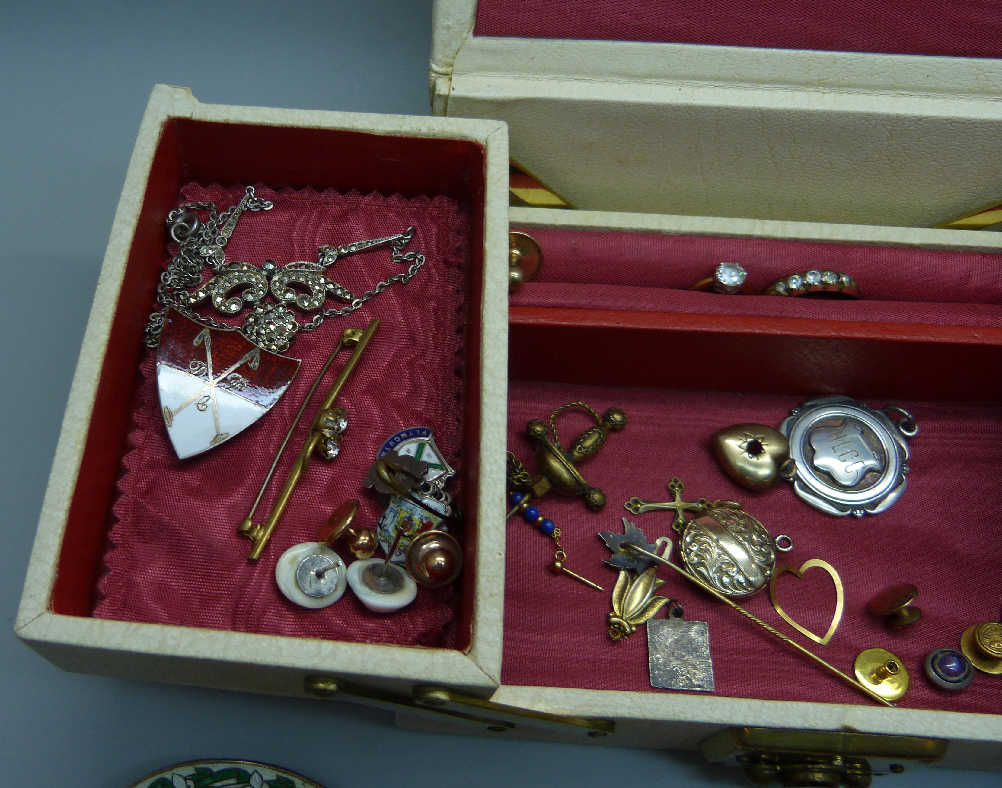 A jewellery box and vintage costume jewellery - Bild 5 aus 6