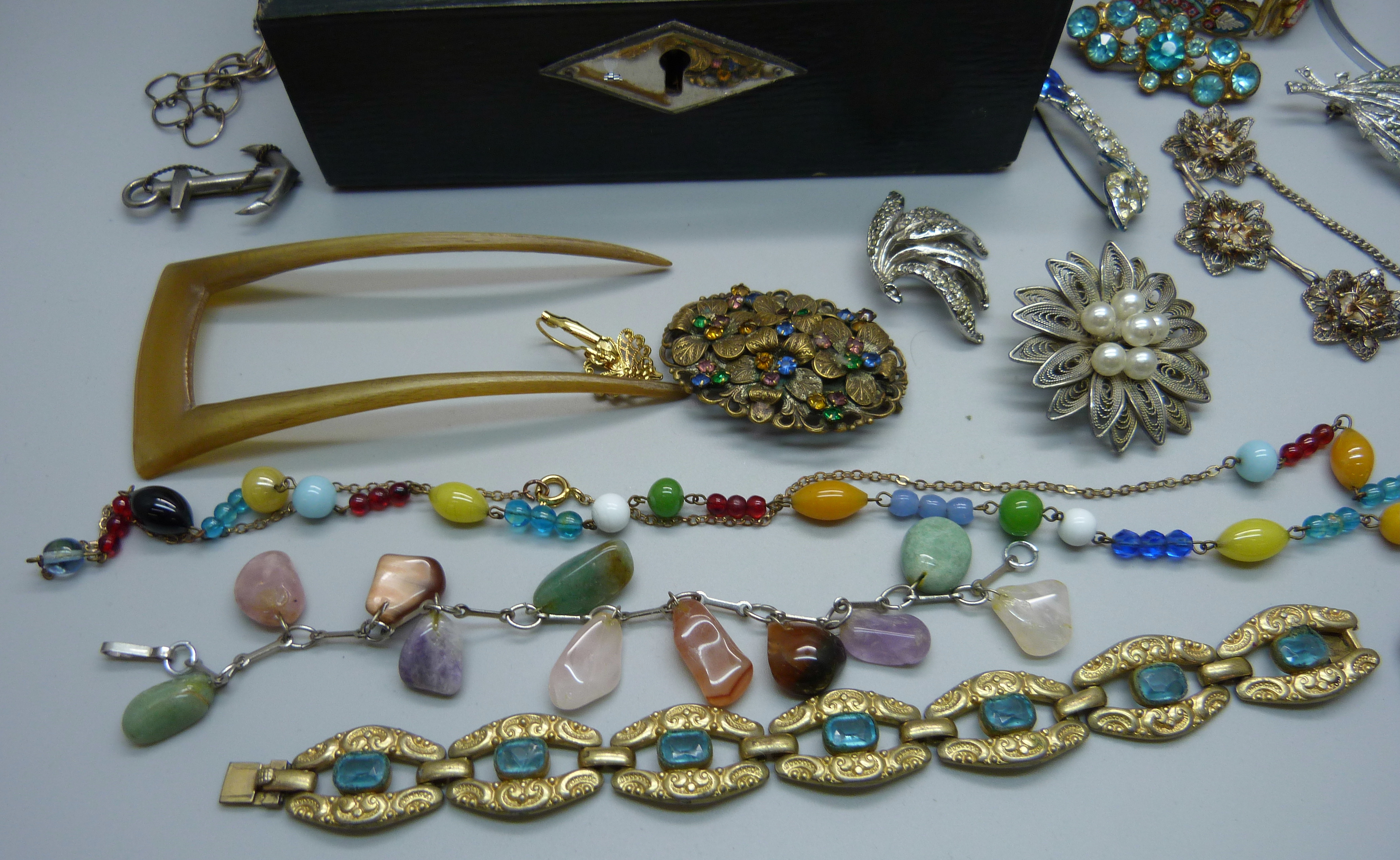 A box of vintage costume jewellery - Bild 2 aus 5