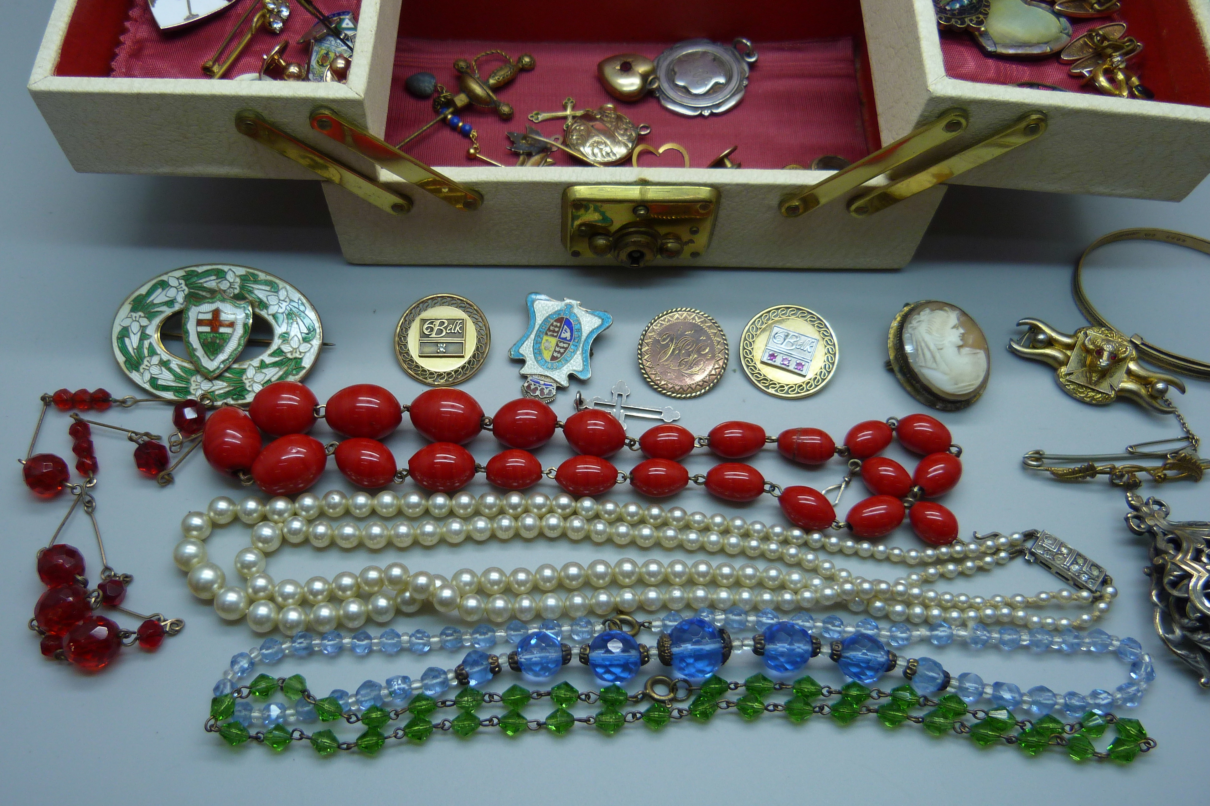 A jewellery box and vintage costume jewellery - Bild 2 aus 6