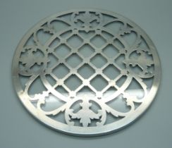 A sterling silver and glass trivet, 17.5cm