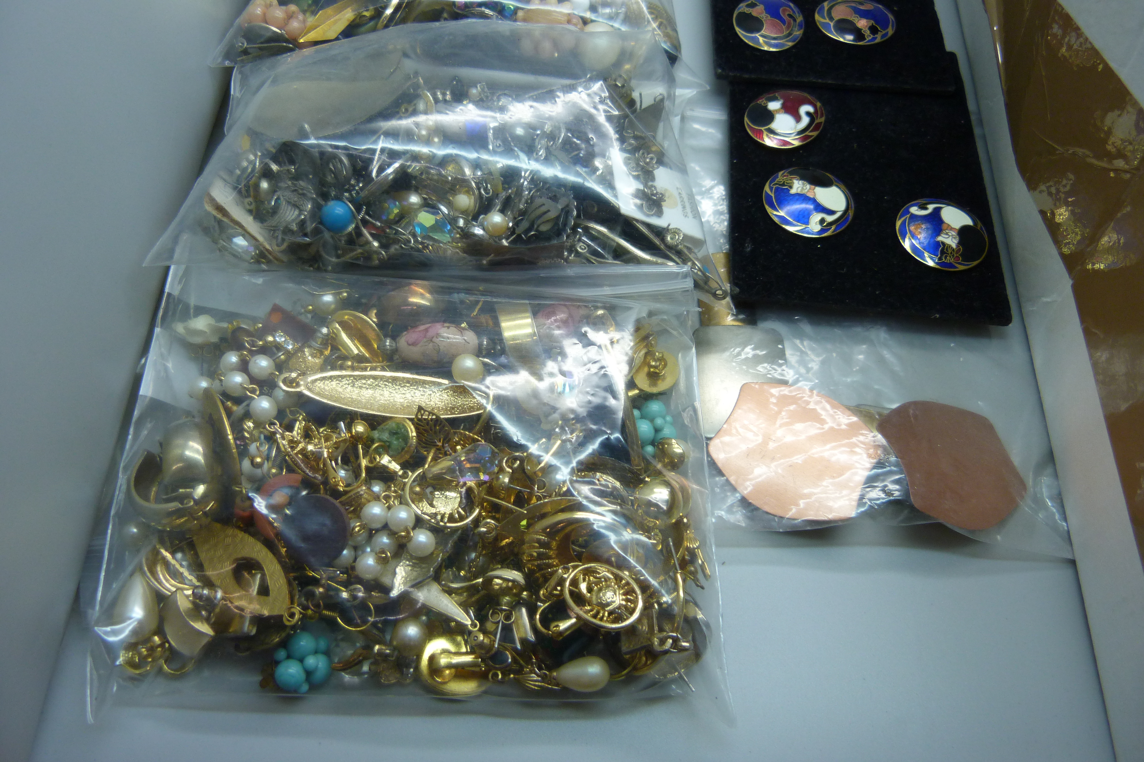 Approximately 400 pairs of vintage fashion earrings - Bild 2 aus 6