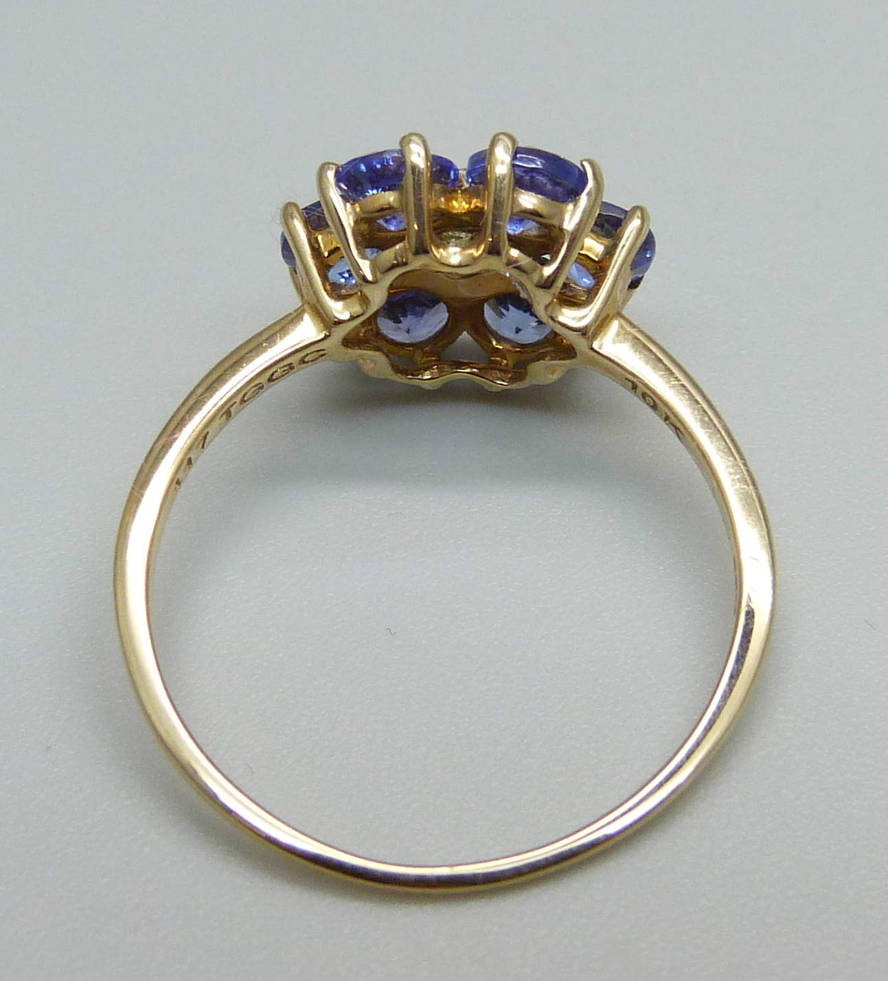 A 9ct gold, tanzanite and diamond cluster ring, 2.6g, U - Bild 3 aus 3