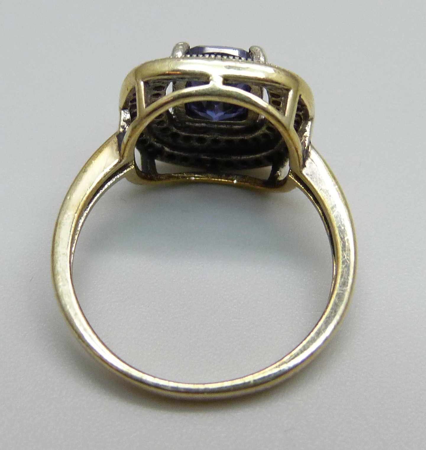 A silver gilt, blue and white stone cluster ring, Q - Bild 3 aus 3