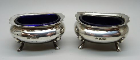 A pair of silver salt cellars, blue glass liners, Sheffield 1905, 86g