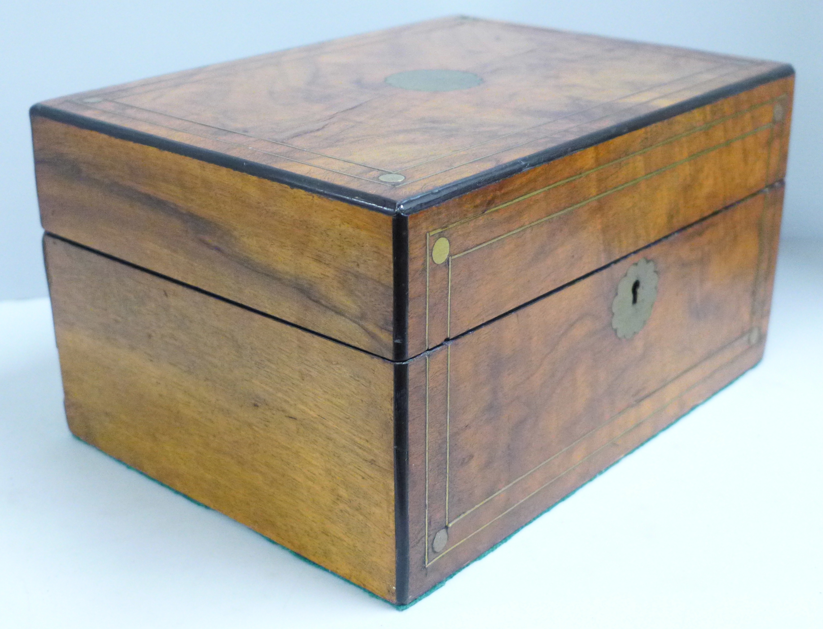 A lady's Victorian walnut workbox with brass inlay, original interior and key - Bild 7 aus 10