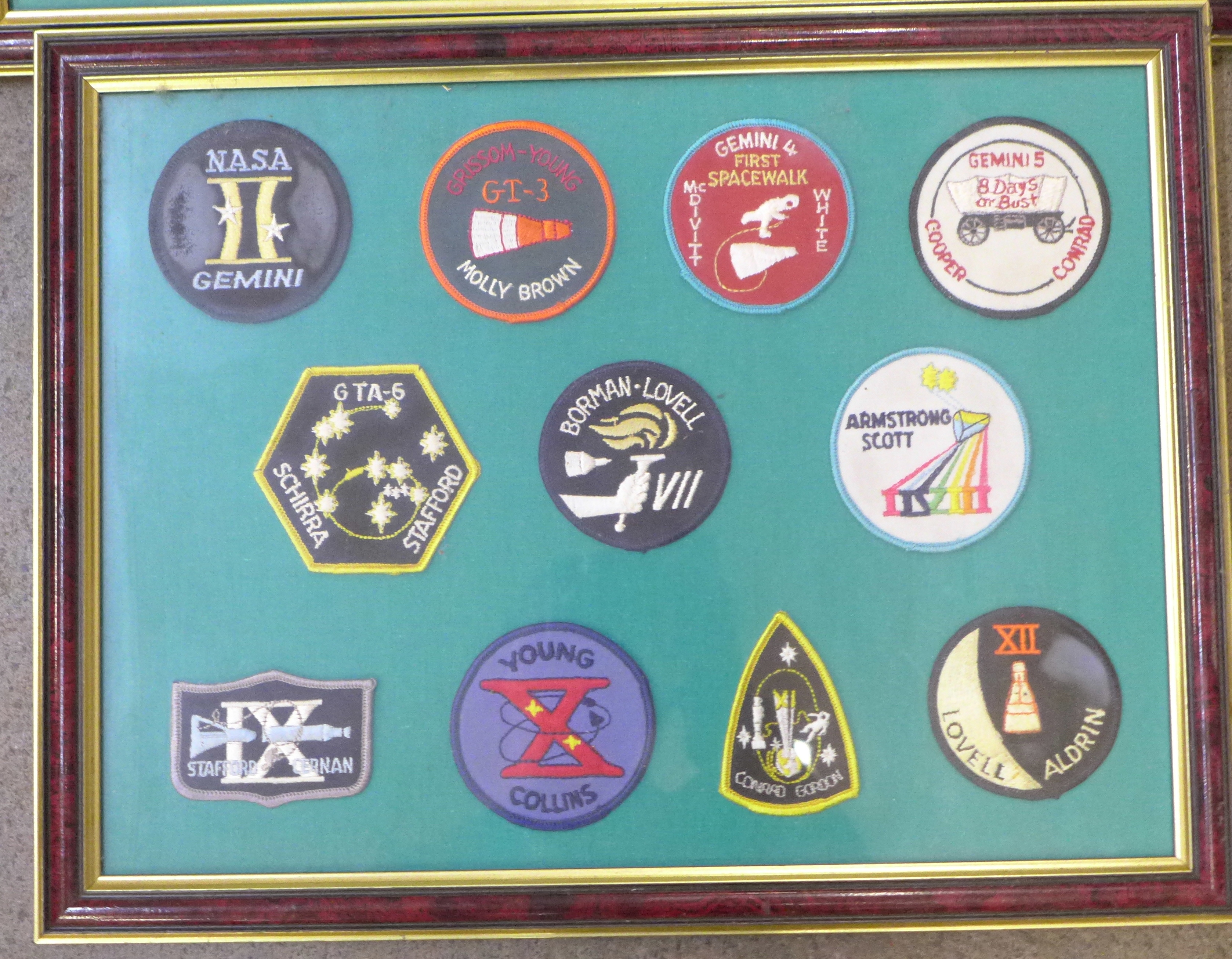 Moon landing related items including two framed sets of pilot patches, holographic images, ephemera, - Bild 2 aus 10