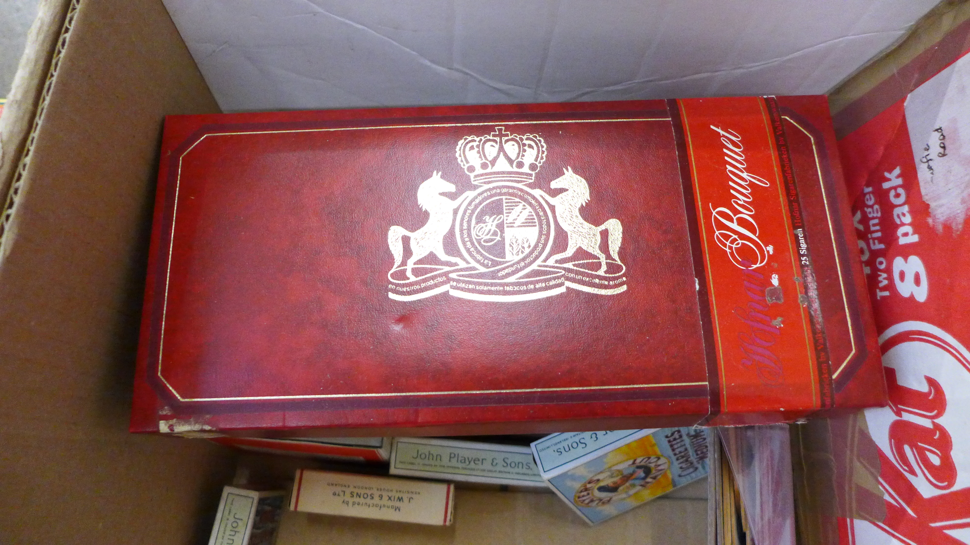 Tobaccoania; a box of vintage cigarette and cigar boxes, adverts, lighters, etc. - Bild 2 aus 4