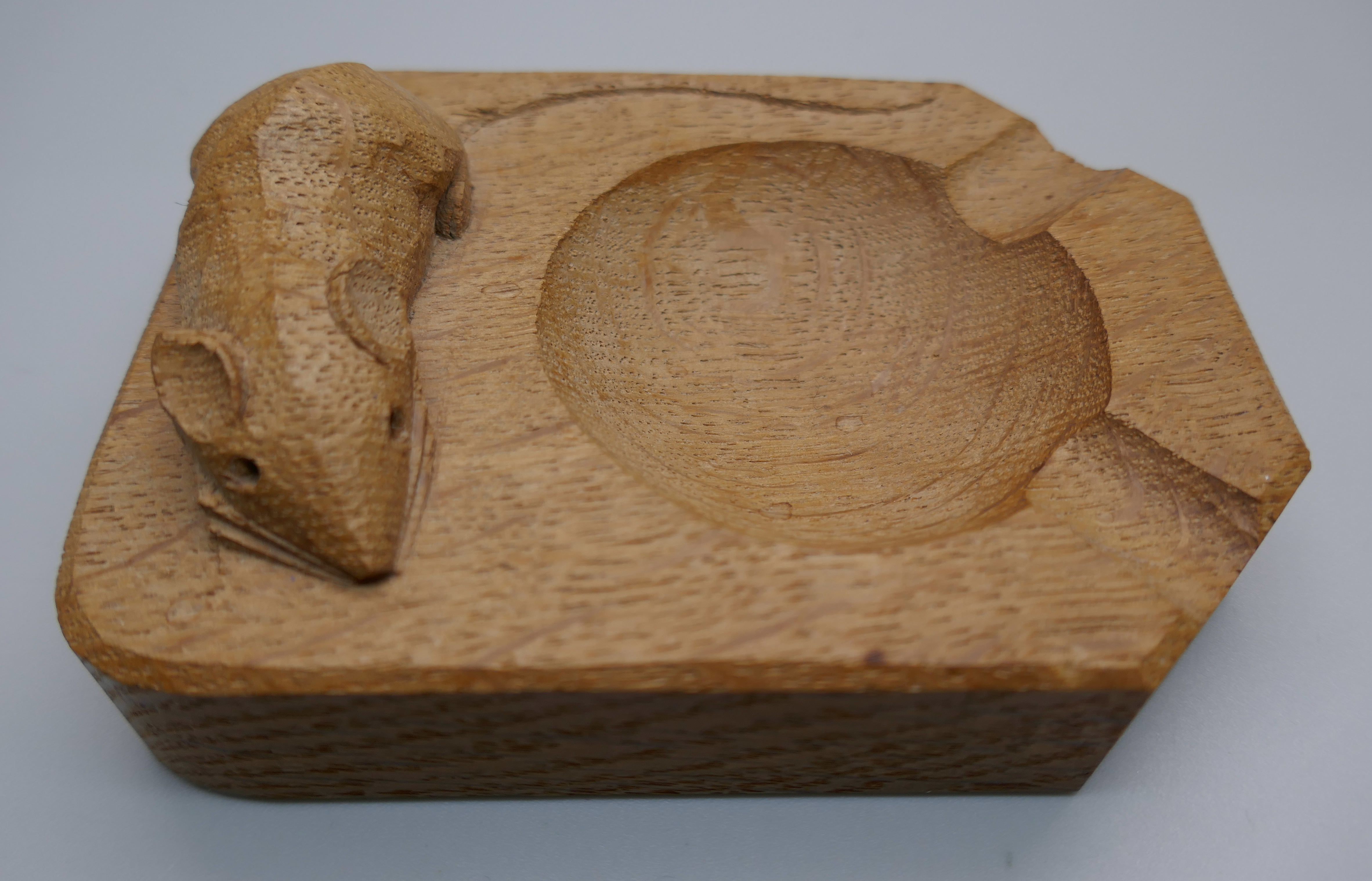 A Mouseman carved oak ashtray - Bild 2 aus 4