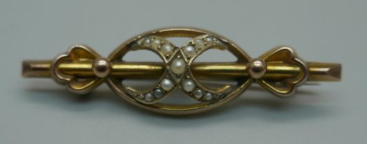 A vintage 9ct gold brooch set with half pearls, 2g