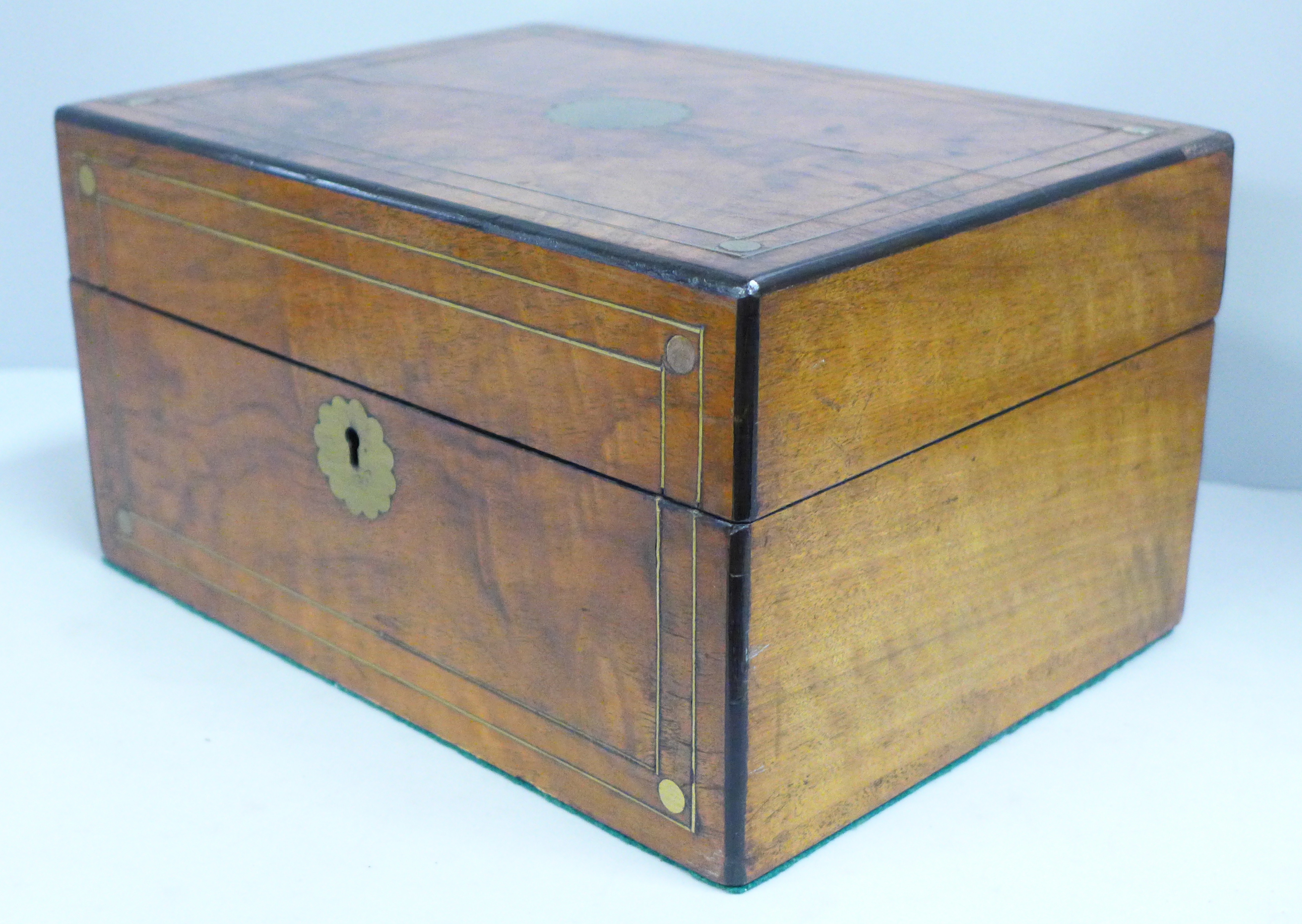 A lady's Victorian walnut workbox with brass inlay, original interior and key - Bild 6 aus 10