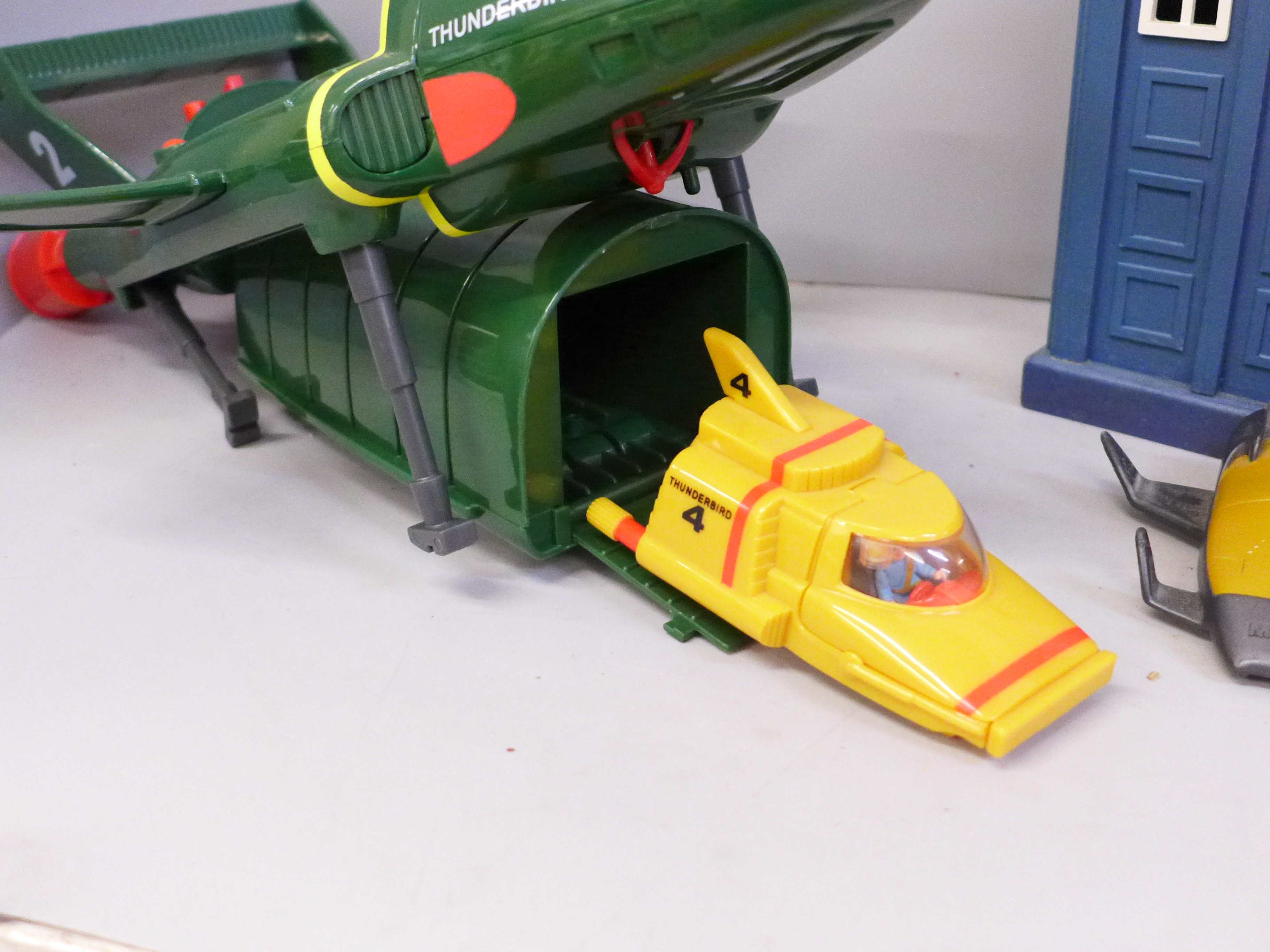 A model Thunderbird 2, a model Dr. Who Tardis, etc. - Bild 3 aus 3