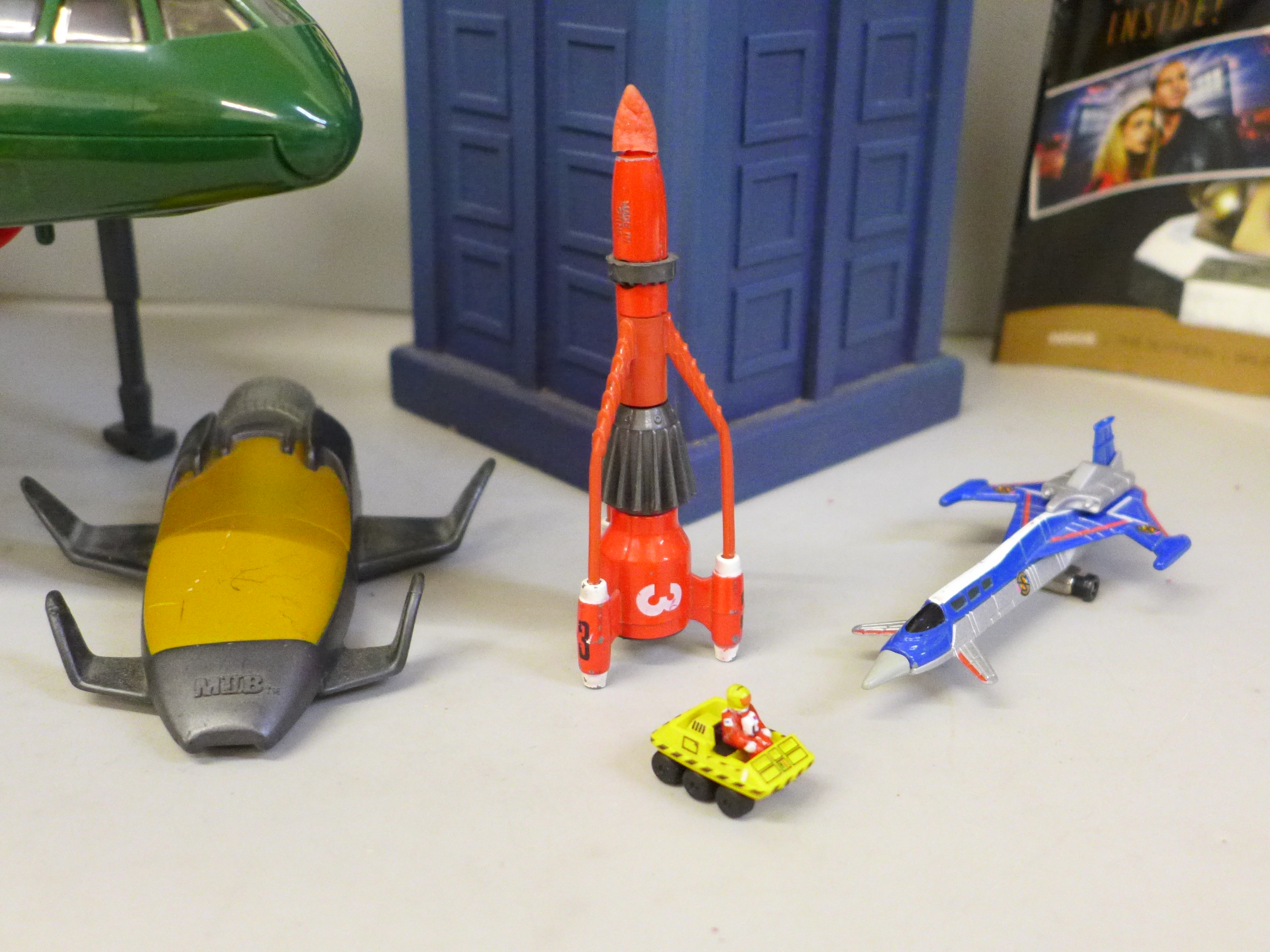 A model Thunderbird 2, a model Dr. Who Tardis, etc. - Bild 2 aus 3
