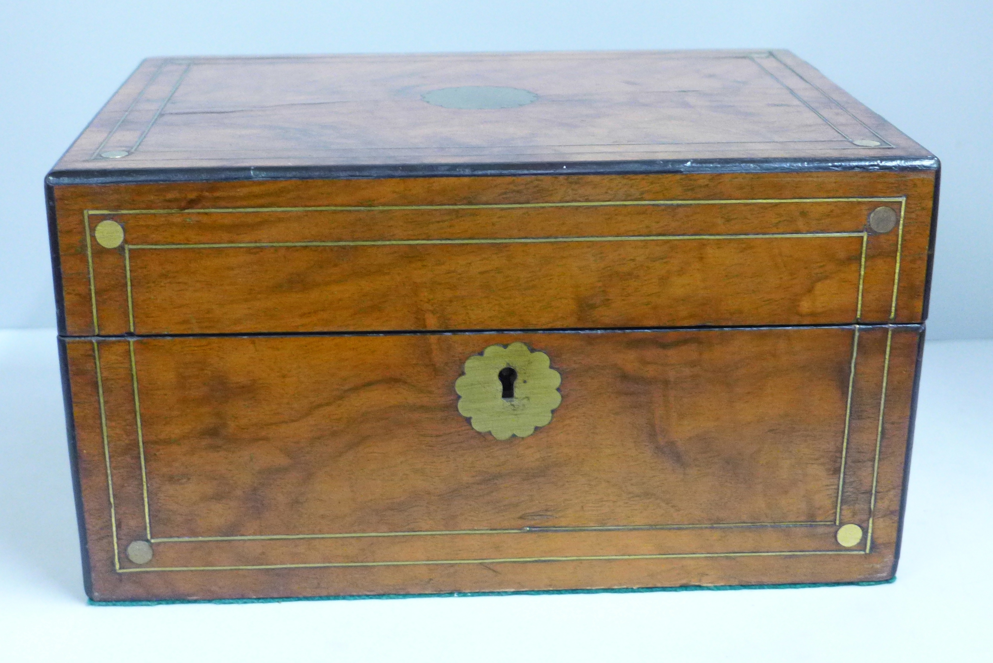 A lady's Victorian walnut workbox with brass inlay, original interior and key - Bild 5 aus 10