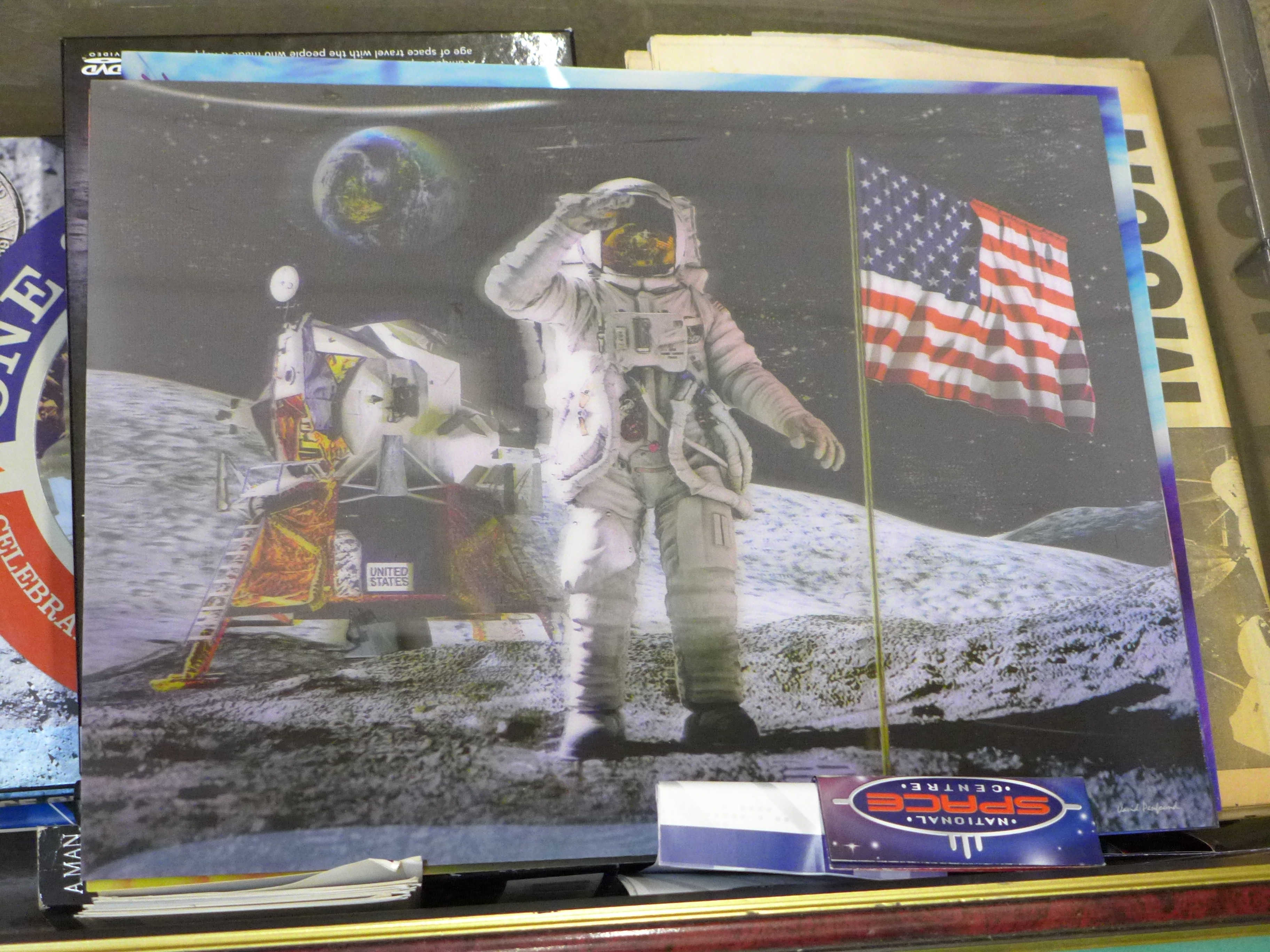 Moon landing related items including two framed sets of pilot patches, holographic images, ephemera, - Bild 4 aus 10