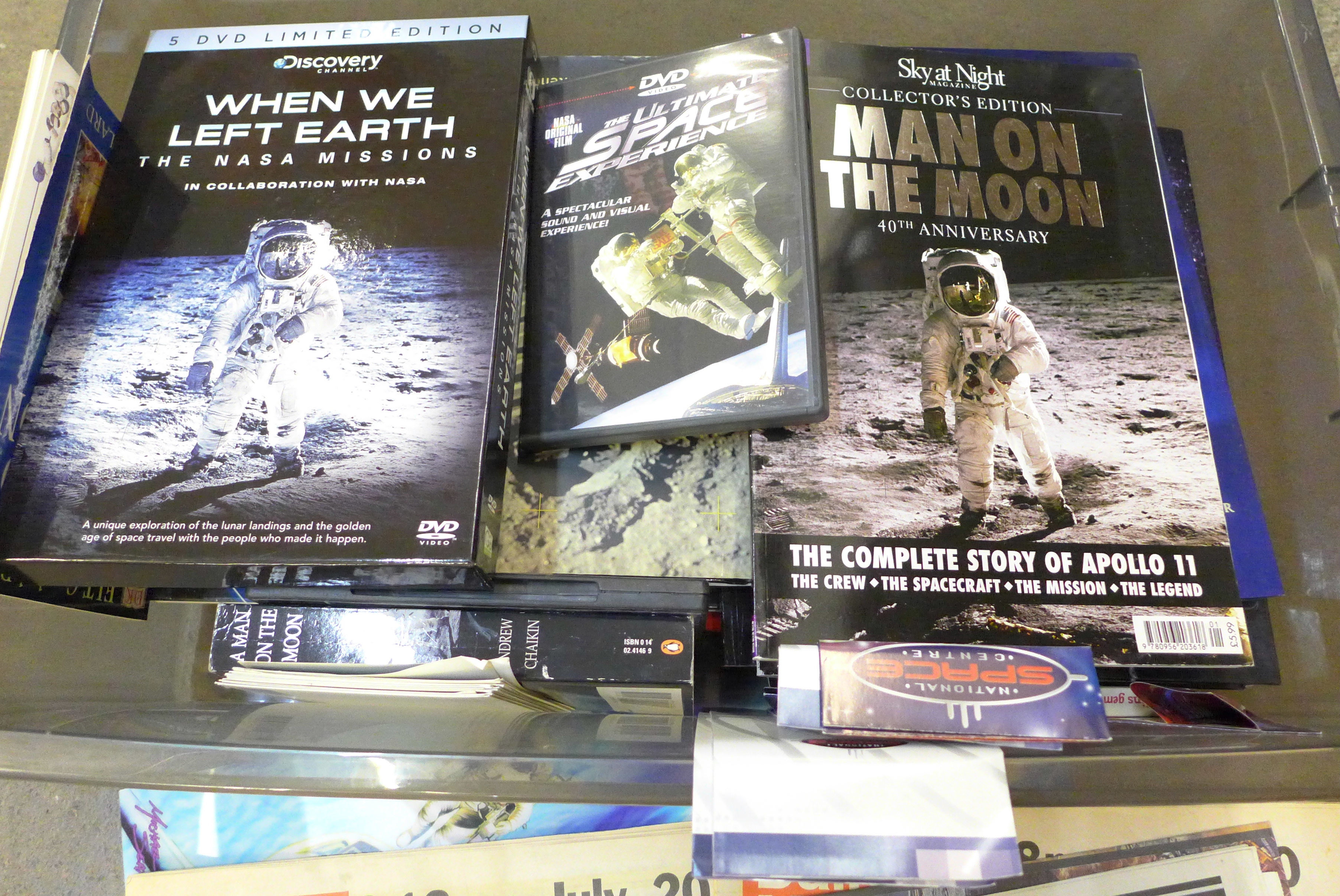 Moon landing related items including two framed sets of pilot patches, holographic images, ephemera, - Bild 7 aus 10