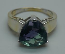 A silver gilt, trilliant cut colour change fluorite solitaire ring, R