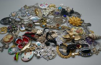 Costume brooches, pendants, etc.