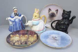 A Tony Wood Staffordshire teapot, two other teapots and three kitten collectors plates