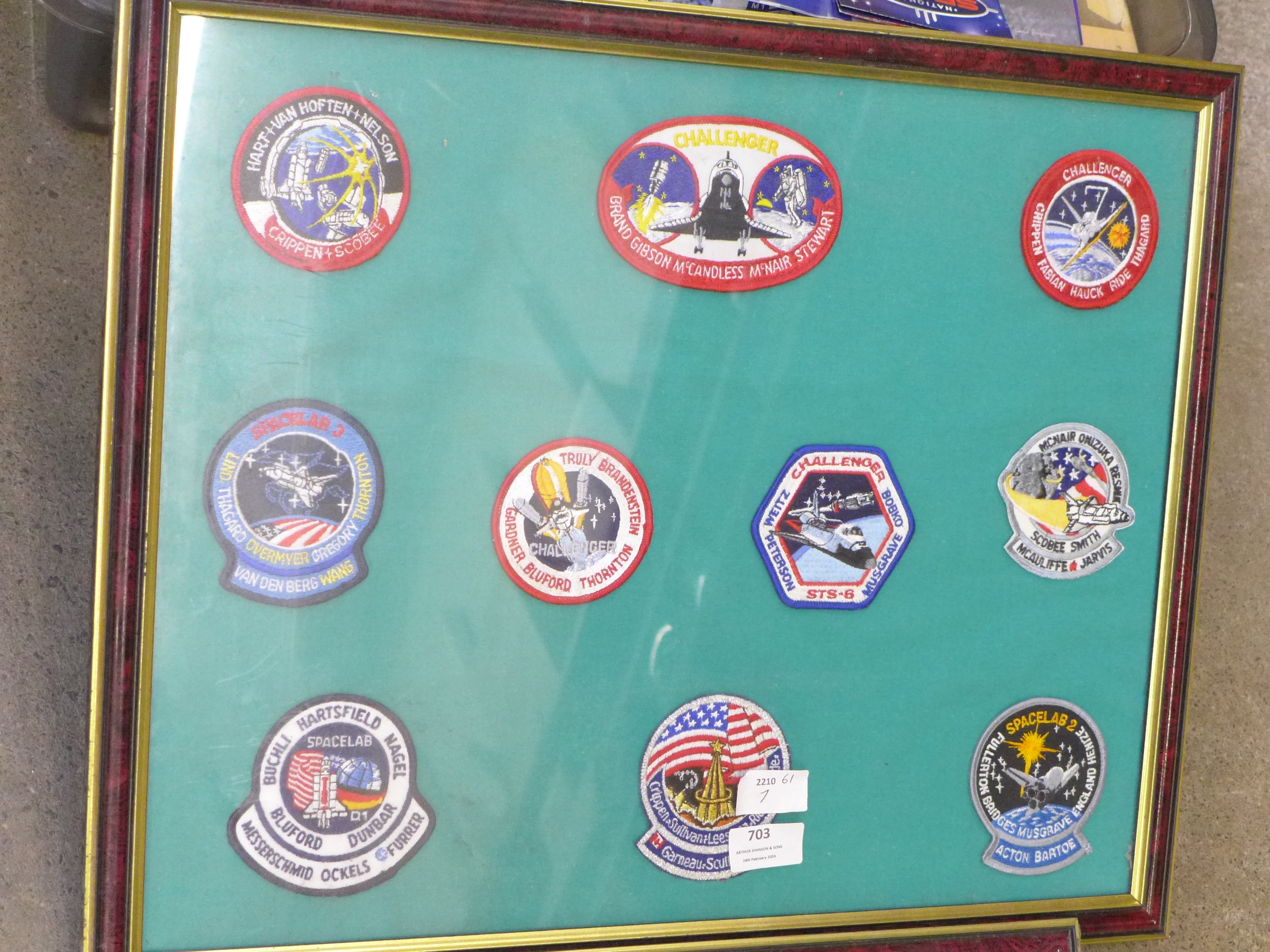 Moon landing related items including two framed sets of pilot patches, holographic images, ephemera, - Bild 3 aus 10