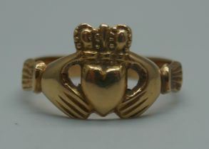 A 14ct gold Claddagh ring, 3.5g, N