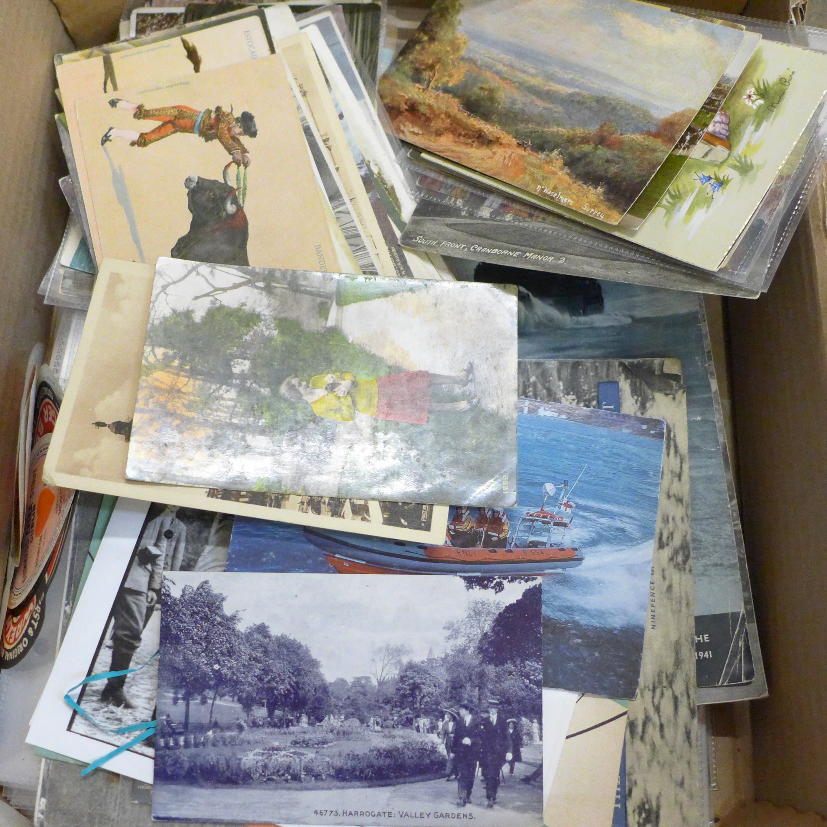 A collection of ephemera including 150 postcards, beer labels, postcard sleeves - Bild 5 aus 6