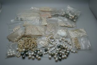 Assorted cultured and freshwater pearls, some for re-stringing