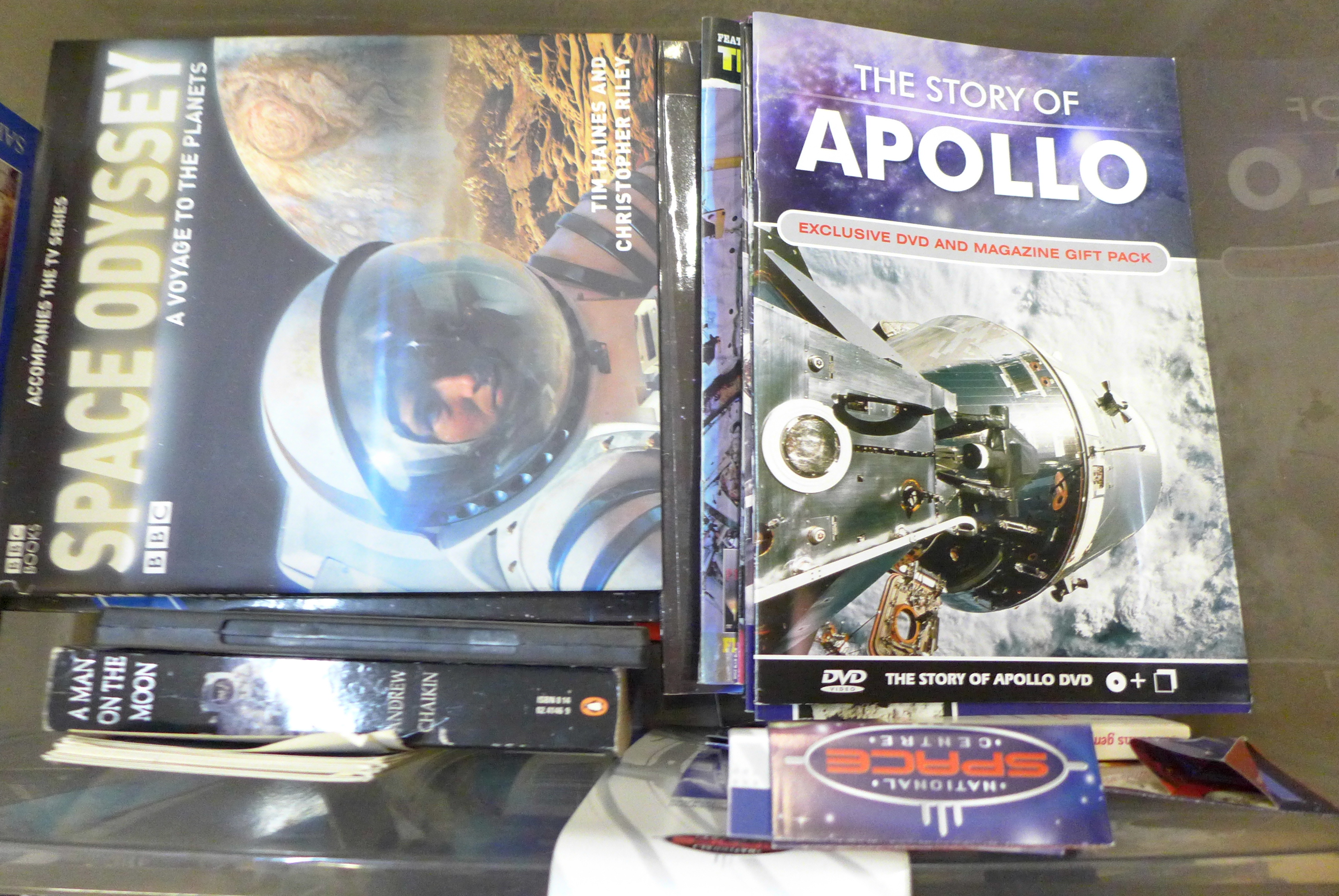 Moon landing related items including two framed sets of pilot patches, holographic images, ephemera, - Bild 10 aus 10