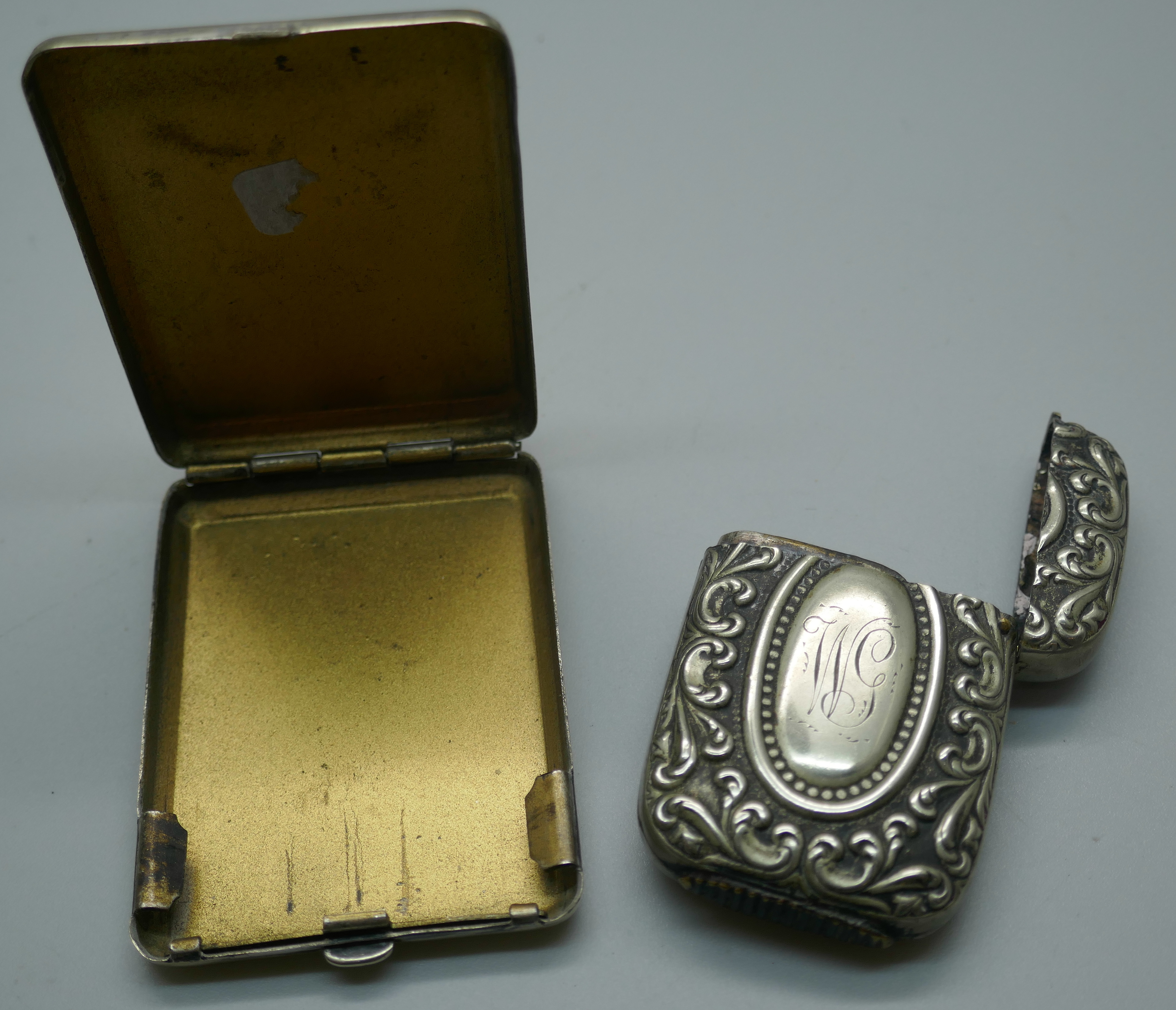 A powder case, a claret decanter label, an inkwell, a lighter, three bracelets with charms, a - Bild 5 aus 5