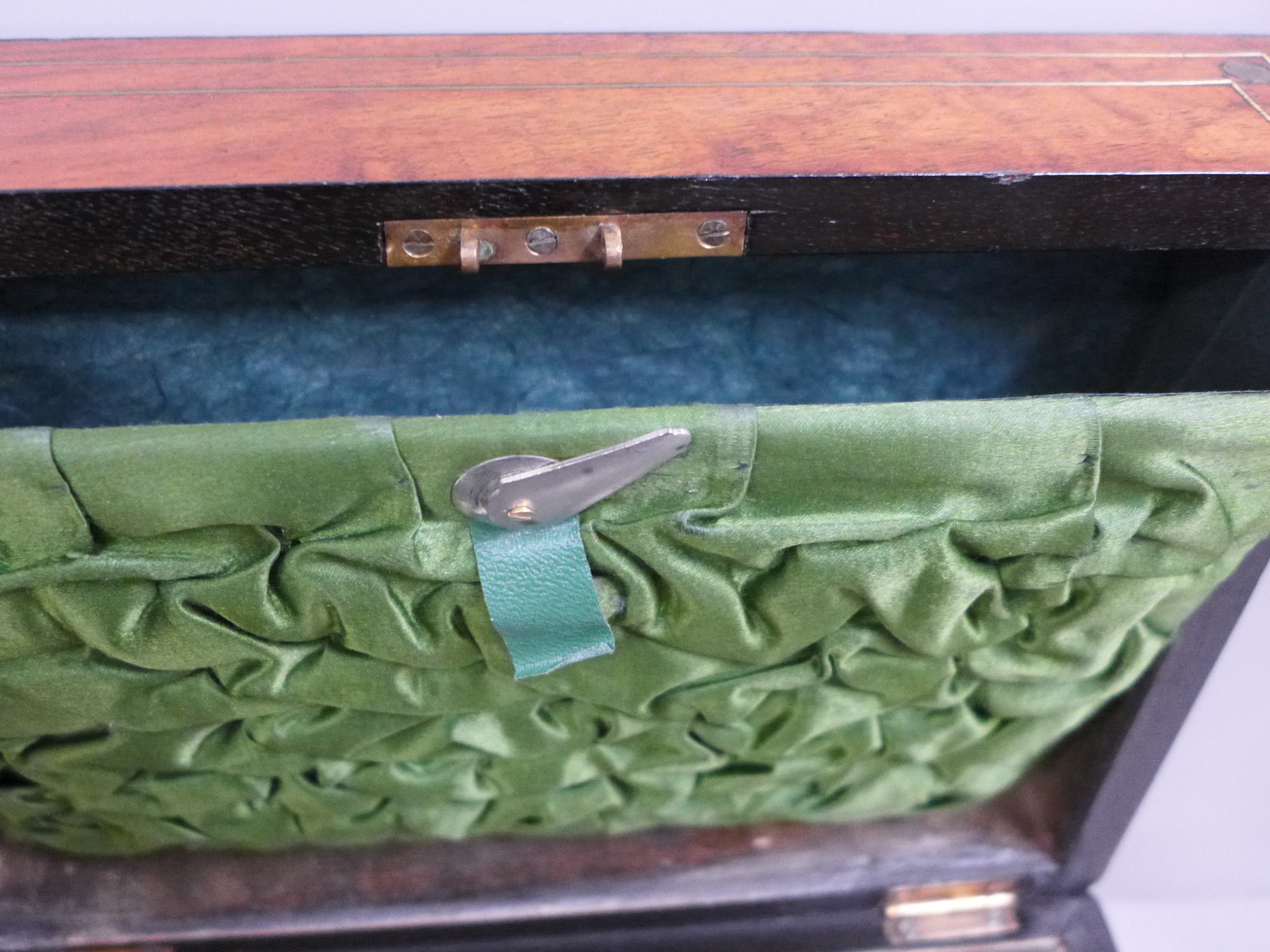 A lady's Victorian walnut workbox with brass inlay, original interior and key - Bild 2 aus 10
