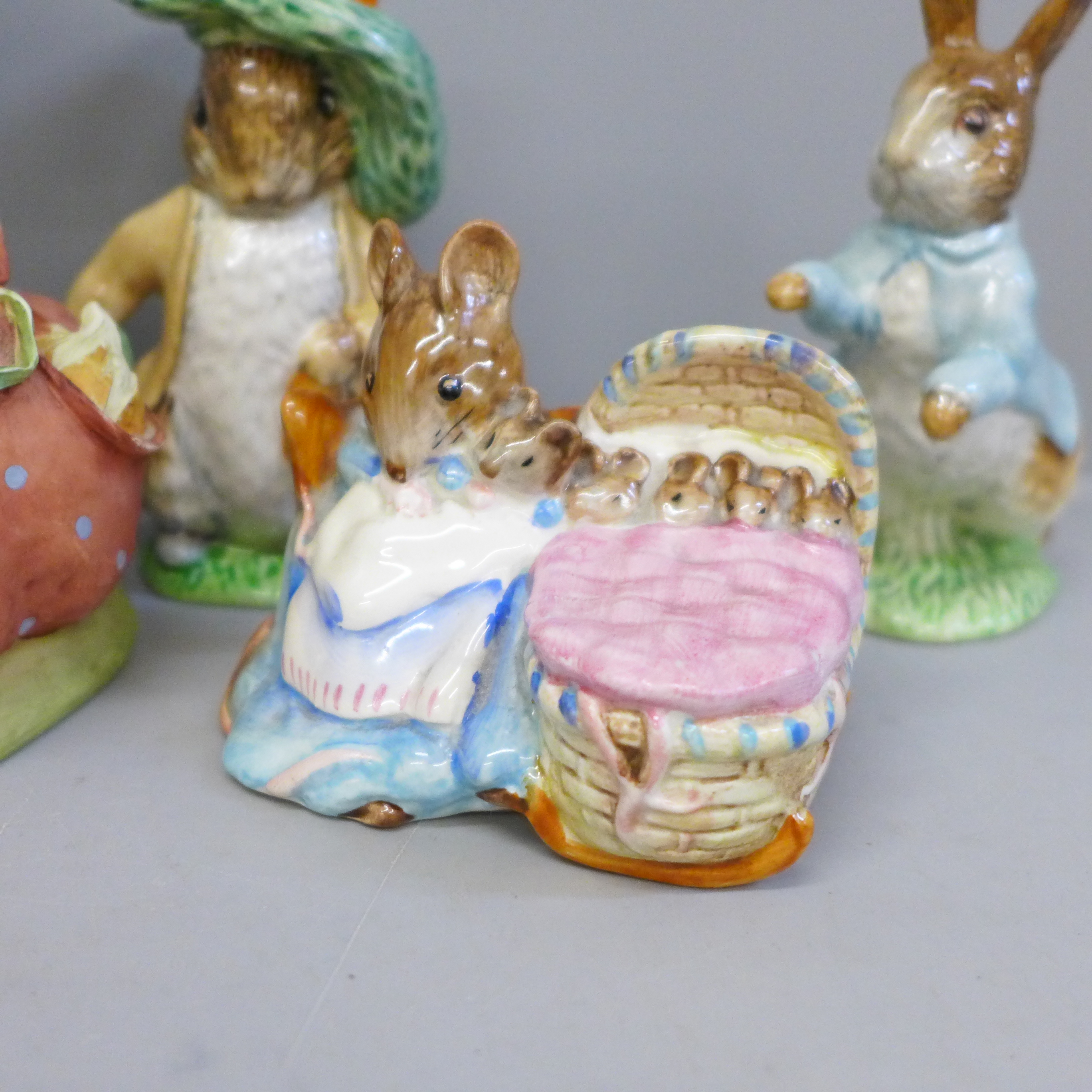 Three Beswick Beatrix Potter figures, Hunca Munca with gold backstamp, Peter Rabbit and Benjamin - Bild 2 aus 4