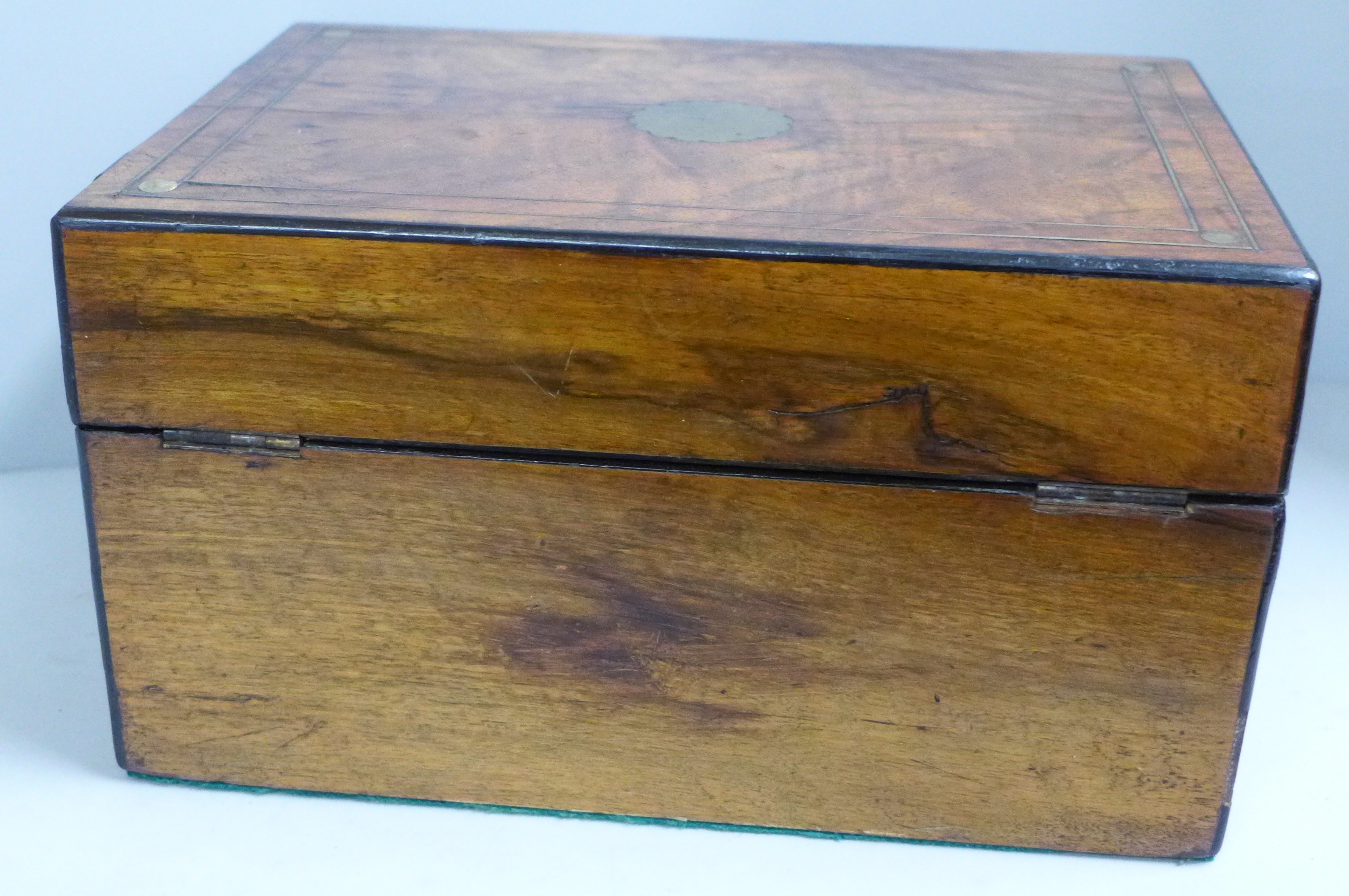 A lady's Victorian walnut workbox with brass inlay, original interior and key - Bild 8 aus 10