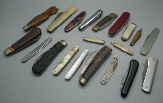 A collection of pocket knives including The Belfast Ropework Co. Ltd. adverting knife