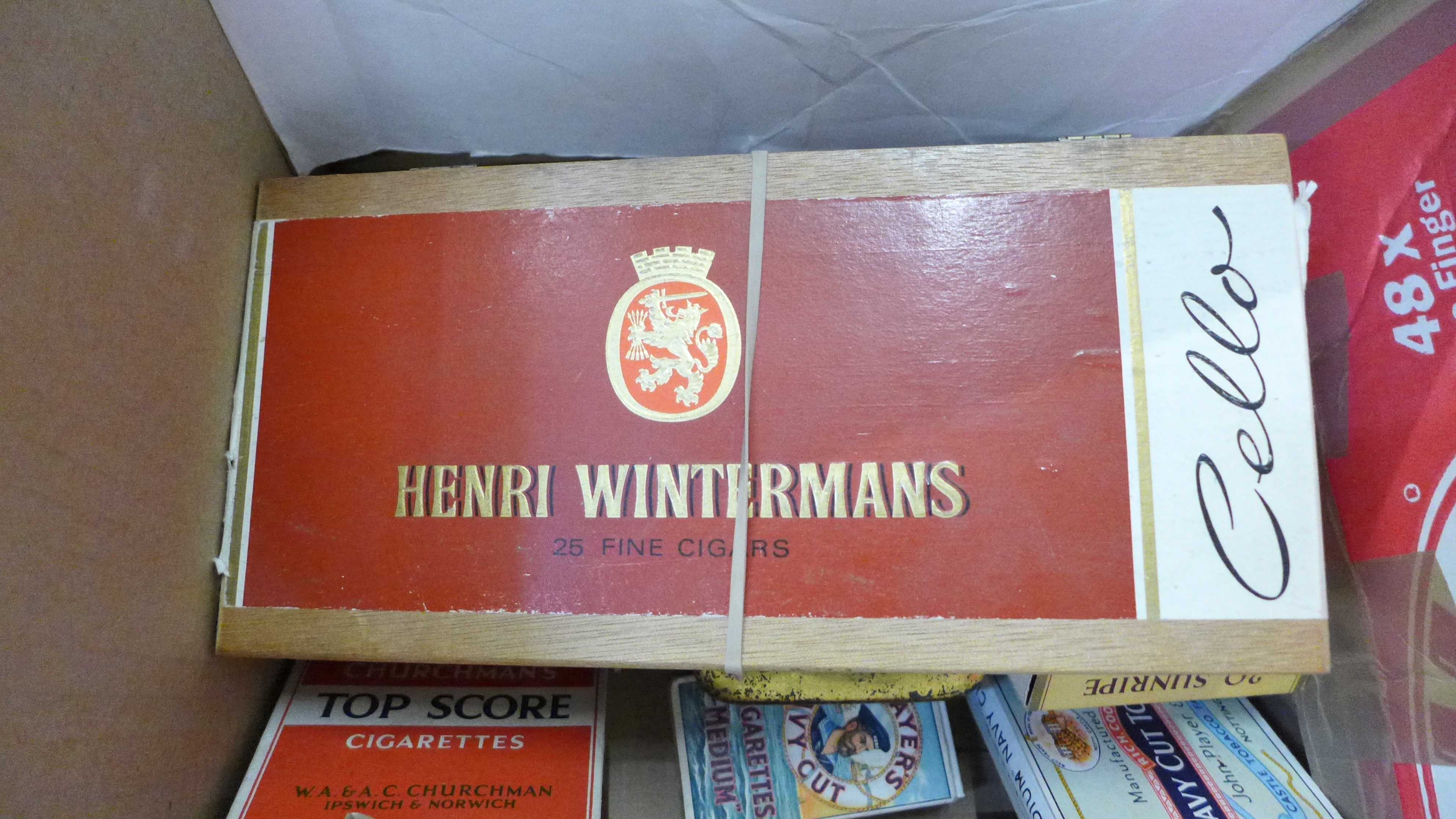 Tobaccoania; a box of vintage cigarette and cigar boxes, adverts, lighters, etc. - Bild 4 aus 4