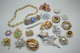 A collection of costume jewellery including a necklace and brooches