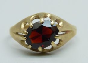 A yellow metal and garnet ring, 2.1g, R