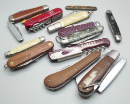 A collection of pocket knives including Golden Virginia