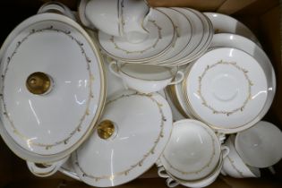 Royal Doulton Rondo dinnerwares, 35 pieces in total, including two tureens, plates, soup bowls, etc.