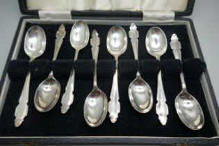A cased set of eight silver spoons, 103g, Sheffield 1969