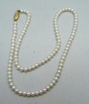 A pearl necklace with 9ct gold clasp, 41cm