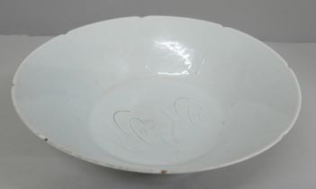 An 18th Century Chinese porcelain bowl, 20.5cm