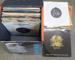 Fifty 7" vinyl singles and a vintage case including The Smiths, Cocteau Twins, David Bowie, Queen