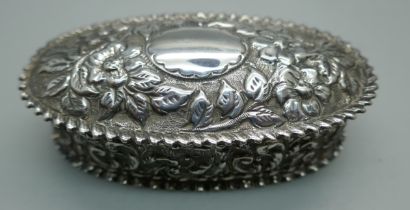 An embossed silver box with hinge lid and gilt interior, Birmingham 1901, 50g