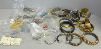 A quantity of costume jewellery bracelets
